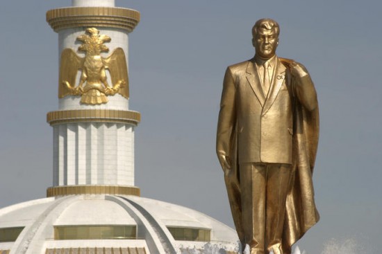 niyazov gold statue