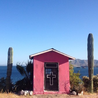 Descansos -- roadside shrine, Baja California 2014. (photo : Morosecupcake).